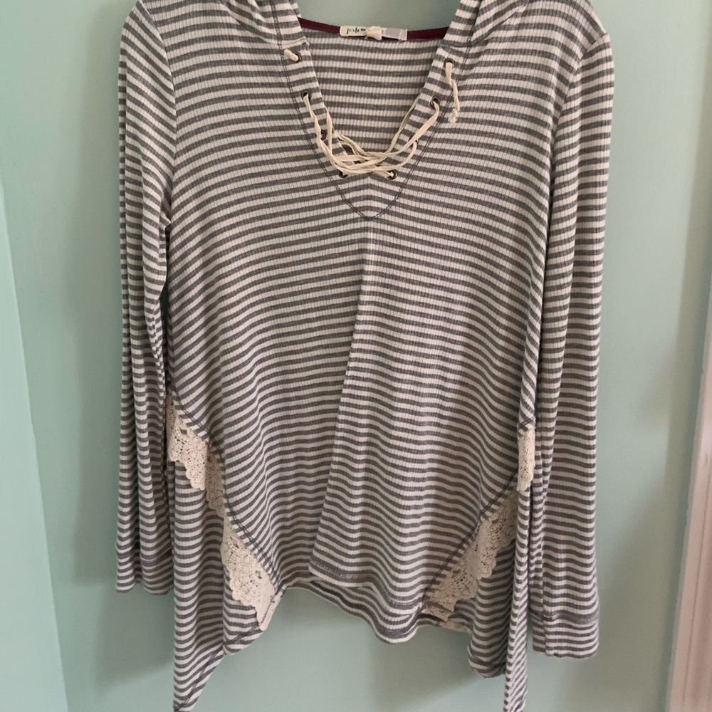 grey and white stripped ribbed top with hood
